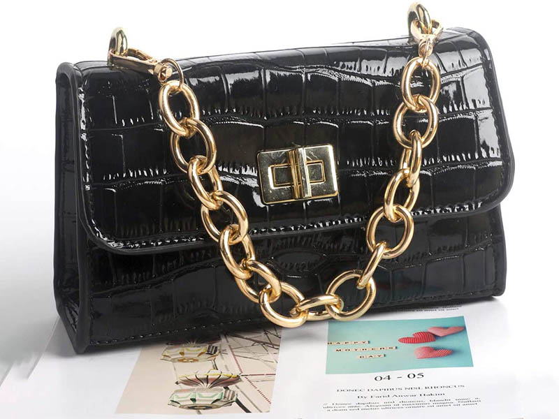 28 Iconic and Fashionable Chain Bags Worth Having