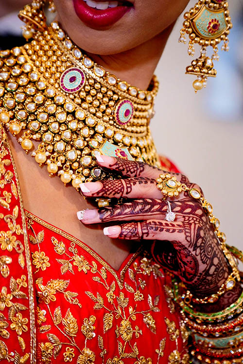 Beautiful girl wearing traditional India costume lehenga choli or saree  with kundan jewelry Stock Photo - Alamy